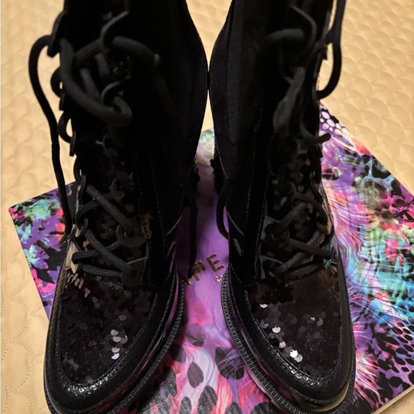 Beautiful Brand New Cape Robbin Boots! So Stylish!
Black Sequins
Smoke Free - Picture 2 of 7